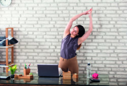 YOGA: Mal au dos à cause du télétravail?