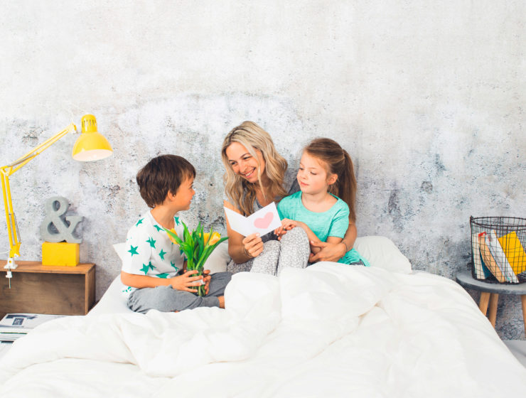 Trouvez des idées cadeaux uniques pour une fête des mères inoubliable. De la journée yoga en plein air à la création d'un recueil de recettes familiales chargé d'émotions