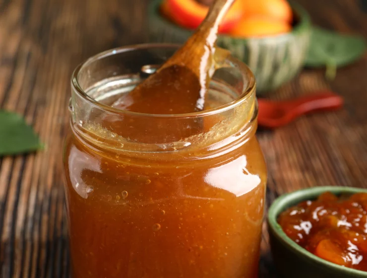 Pot de confiture abricot pour la recette de confiture abricot et verveine. Marie Claire Suisse