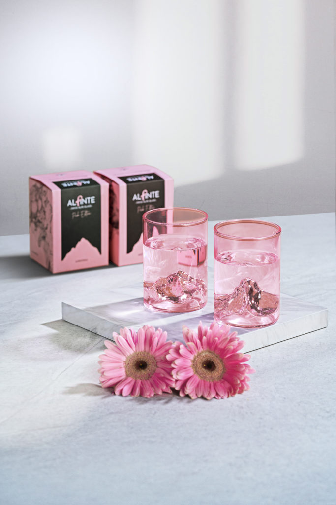 Image de verres teintés de rose créés spécialement par alpinte glass pour soutenir octobre rose.