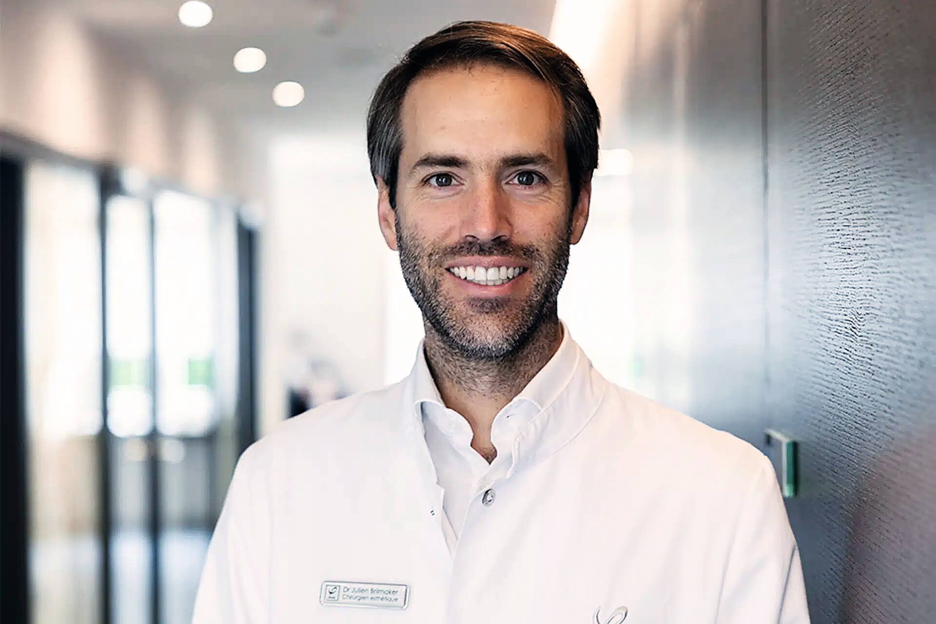 Le Dr Julien Brilmaker à Laclinic Montreux, spécialiste en chirurgie esthétique et plastique.