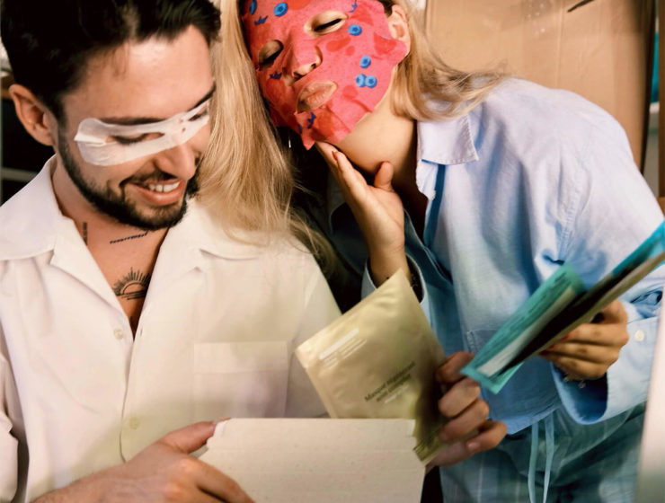 Un moment de détente avec les masques skincare de l'abonnement EnvelGlow de Skinvestment