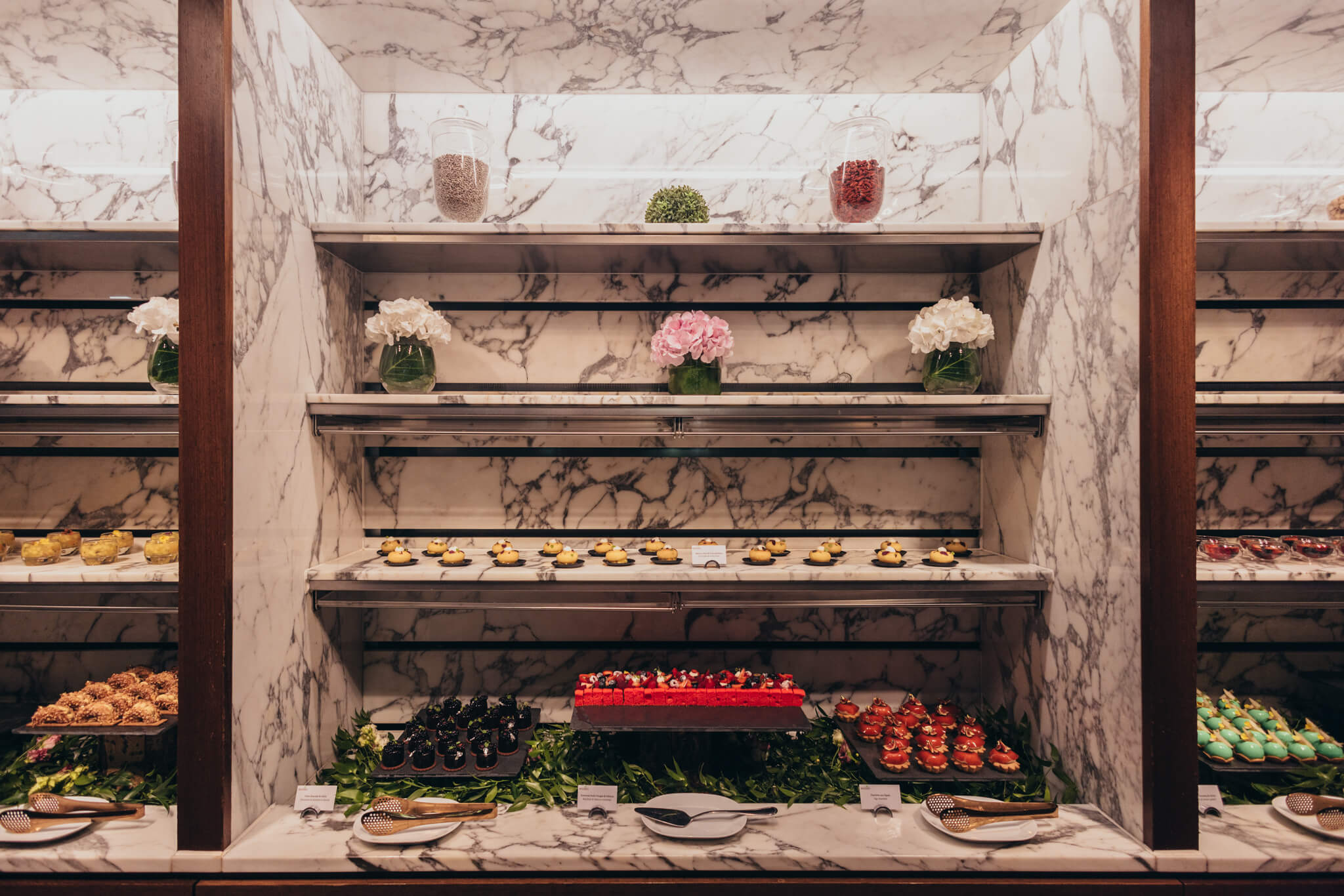 Brunch buffet à l'InterContinental Genève – Vue du buffet gourmet avec fruits de mer, salades et viennoiseries au restaurant Woods.