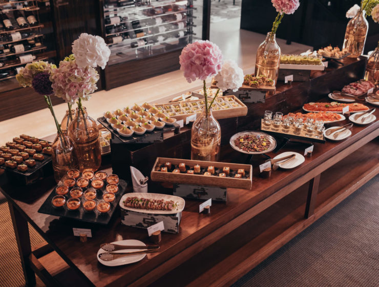 Brunch buffet à l'InterContinental Genève – Vue du buffet gourmet avec fruits de mer, salades et viennoiseries au restaurant Woods.