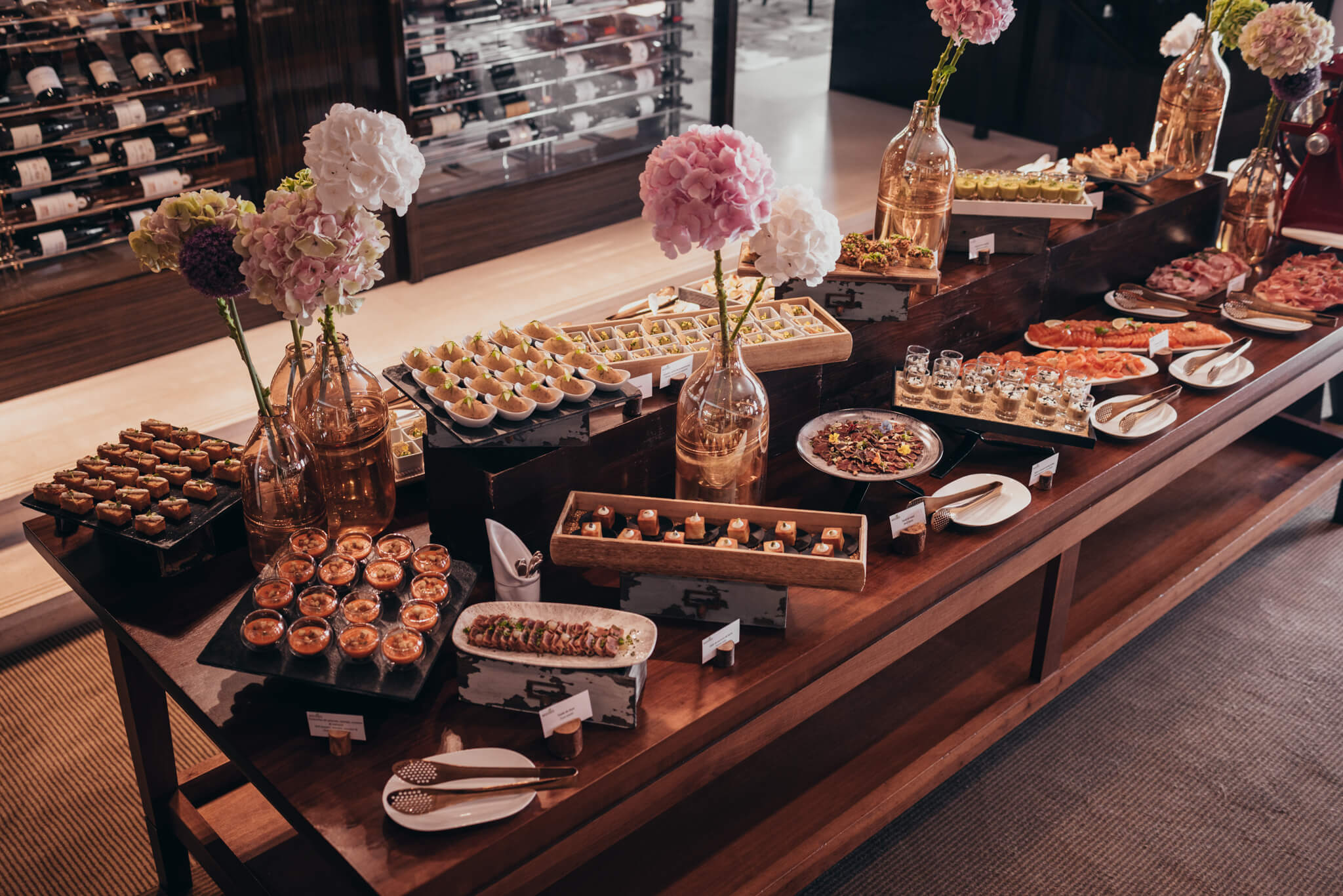 Brunch buffet à l'InterContinental Genève – Vue du buffet gourmet avec fruits de mer, salades et viennoiseries au restaurant Woods.