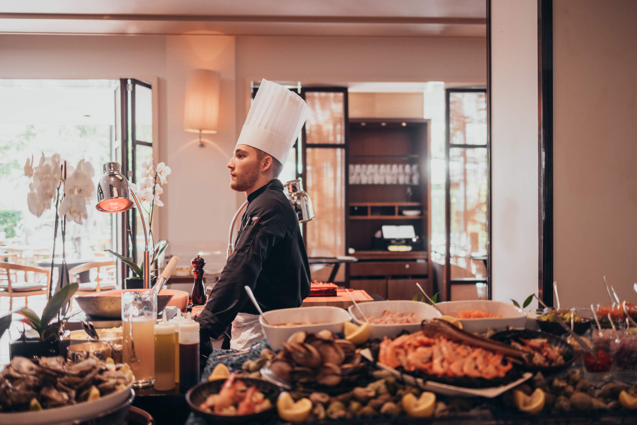 Chef Quentin Jacquemoud au brunch – Le chef Quentin Jacquemoud préparant des plats pour le brunch du dimanche.