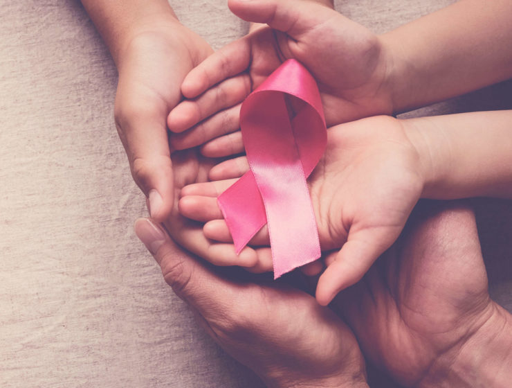 Visuel annonçant la campagne octobre rose de marie claire suisse pour sensibiliser à la lutte contre le cancer du sein, avec des rubans roses et des initiatives en suisse romande.