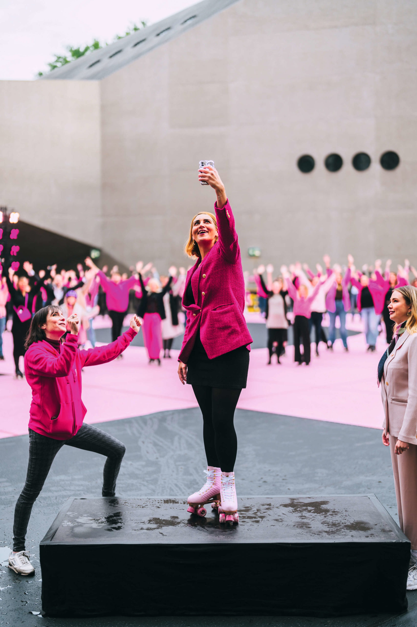  Événement de sensibilisation contre le cancer du sein à Zurich, avec une piste de roller en forme de ruban rose.