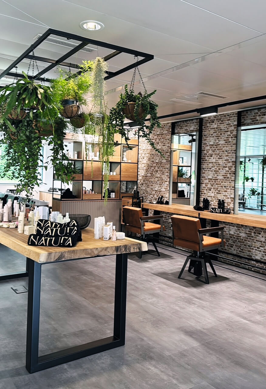 Natura Beauty & Wellness Center à Nyon, un salon de beauté chaleureux offrant des soins innovants pour le corps, le visage et les cheveux.