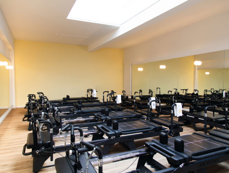 Sol Studio Geneva, espace holistique proposant Pilates, yoga, thérapies corporelles et pause healthy dans un cadre élégant et chaleureux.