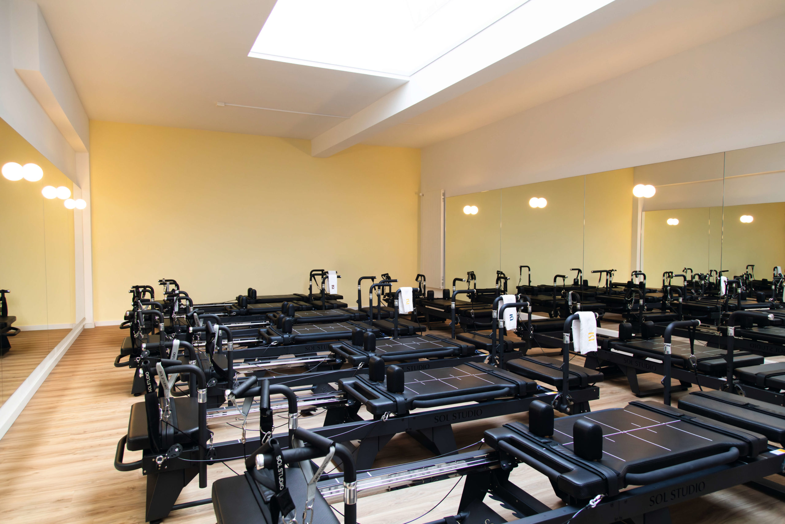Sol Studio Geneva, espace holistique proposant Pilates, yoga, thérapies corporelles et pause healthy dans un cadre élégant et chaleureux.