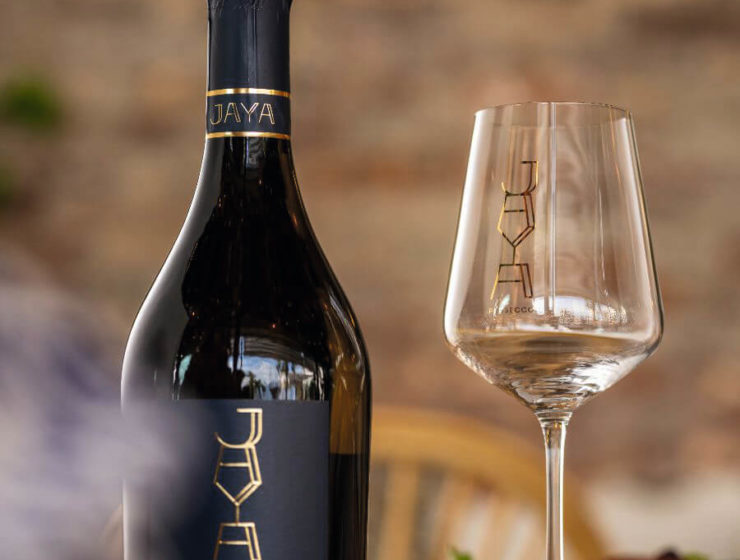 Verre de Prosecco JAYA avec des fines bulles et des reflets dorés.