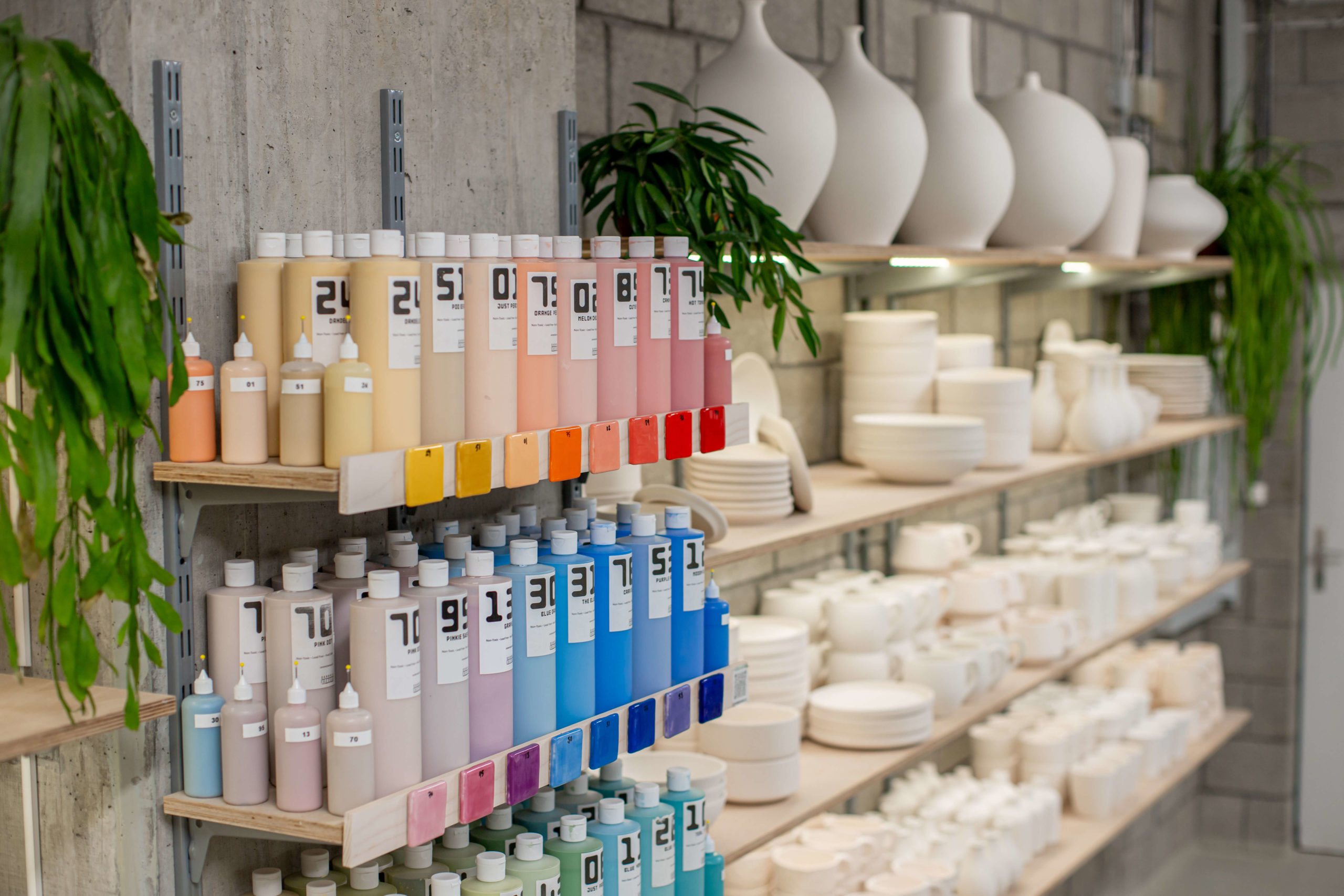 Atelier de décoration sur céramique chez Ceramic Kanvas, avec des pièces personnalisées et une ambiance chaleureuse. Marie Claire Suisse - Les bonnes adresses