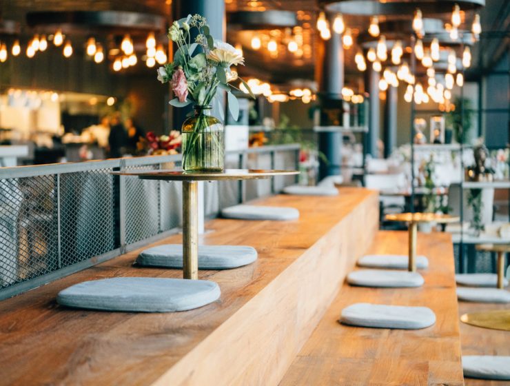 Salle lumineuse du restaurant Le Chef à Genève Aéroport, avec vue sur le tarmac et ambiance néo-industrielle. Marie Claire Suisse - Les bonnes adresses