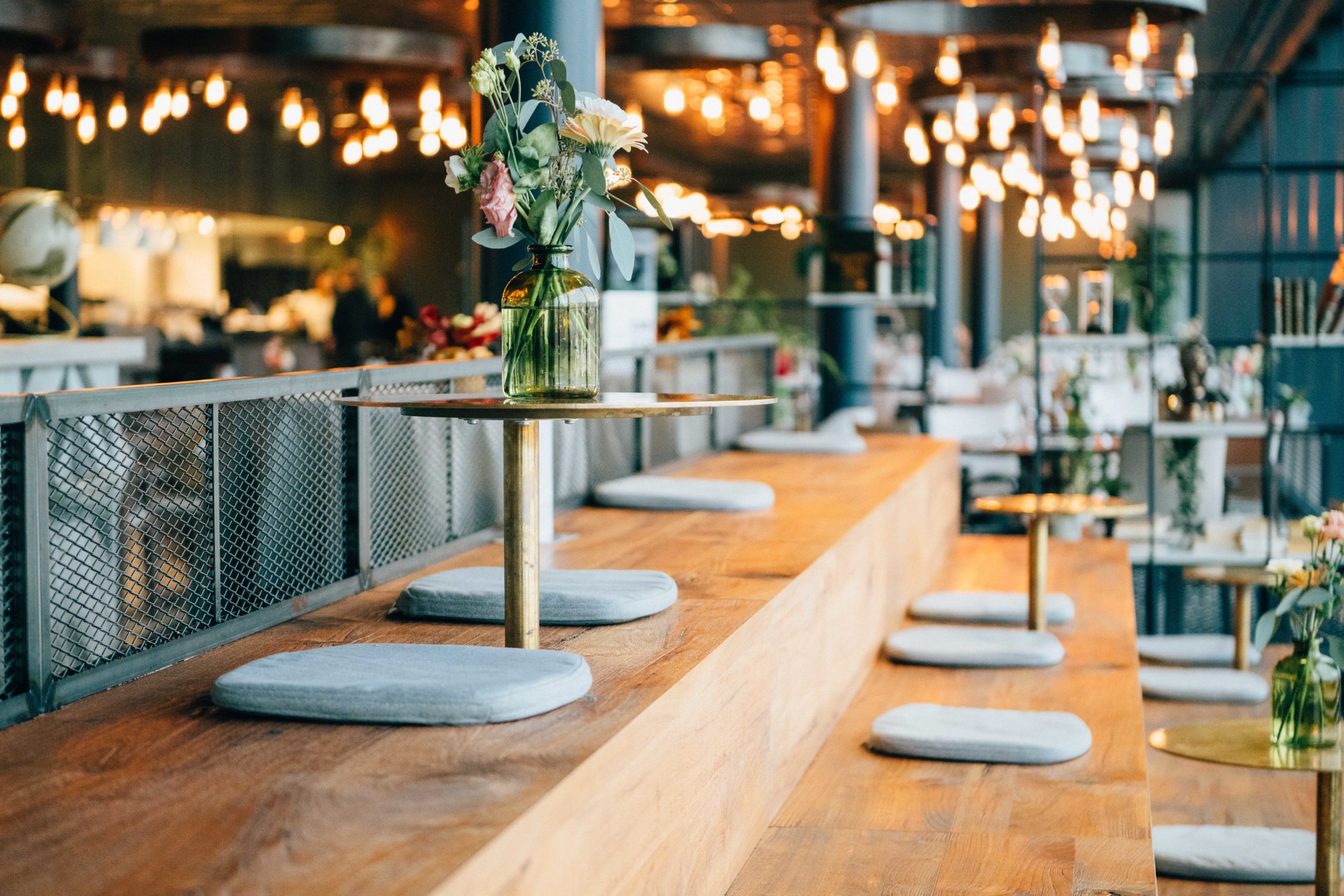 Salle lumineuse du restaurant Le Chef à Genève Aéroport - Marie Claire Suisse - Les bonnes adresses 