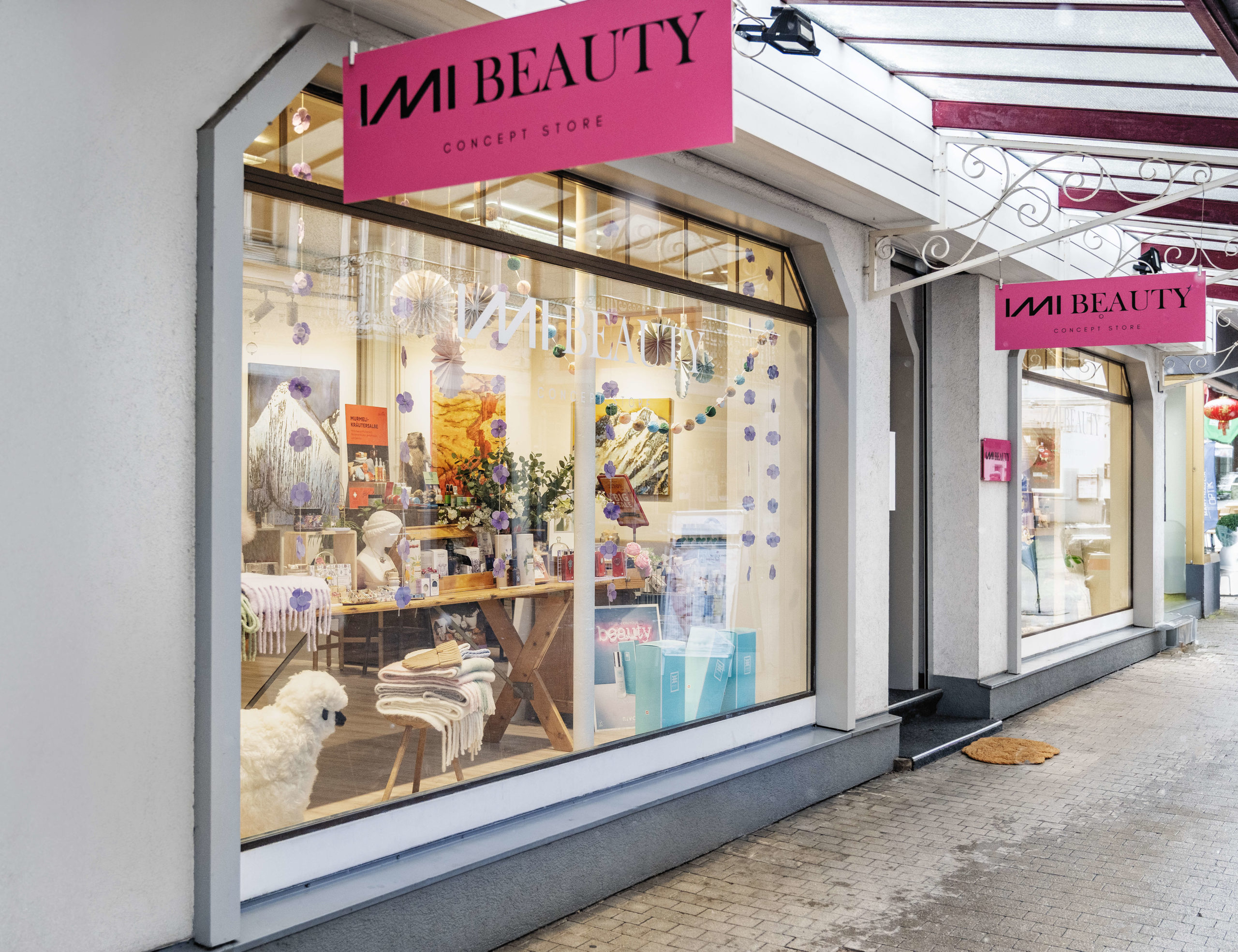 Intérieur chaleureux de la boutique Imi Beauty avec produits de soins suisses - Les bonnes adresses de Marie Claire Suisse - Koah Média