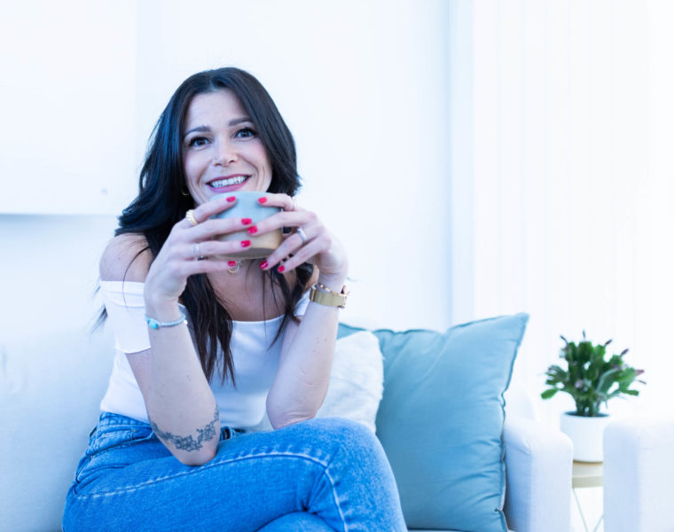 Cindy, coach en nutrition souriante dans son cabinet Méthode C à Yvonand - Les bonnes adresses de Marie Claire Suisse - Koah Média