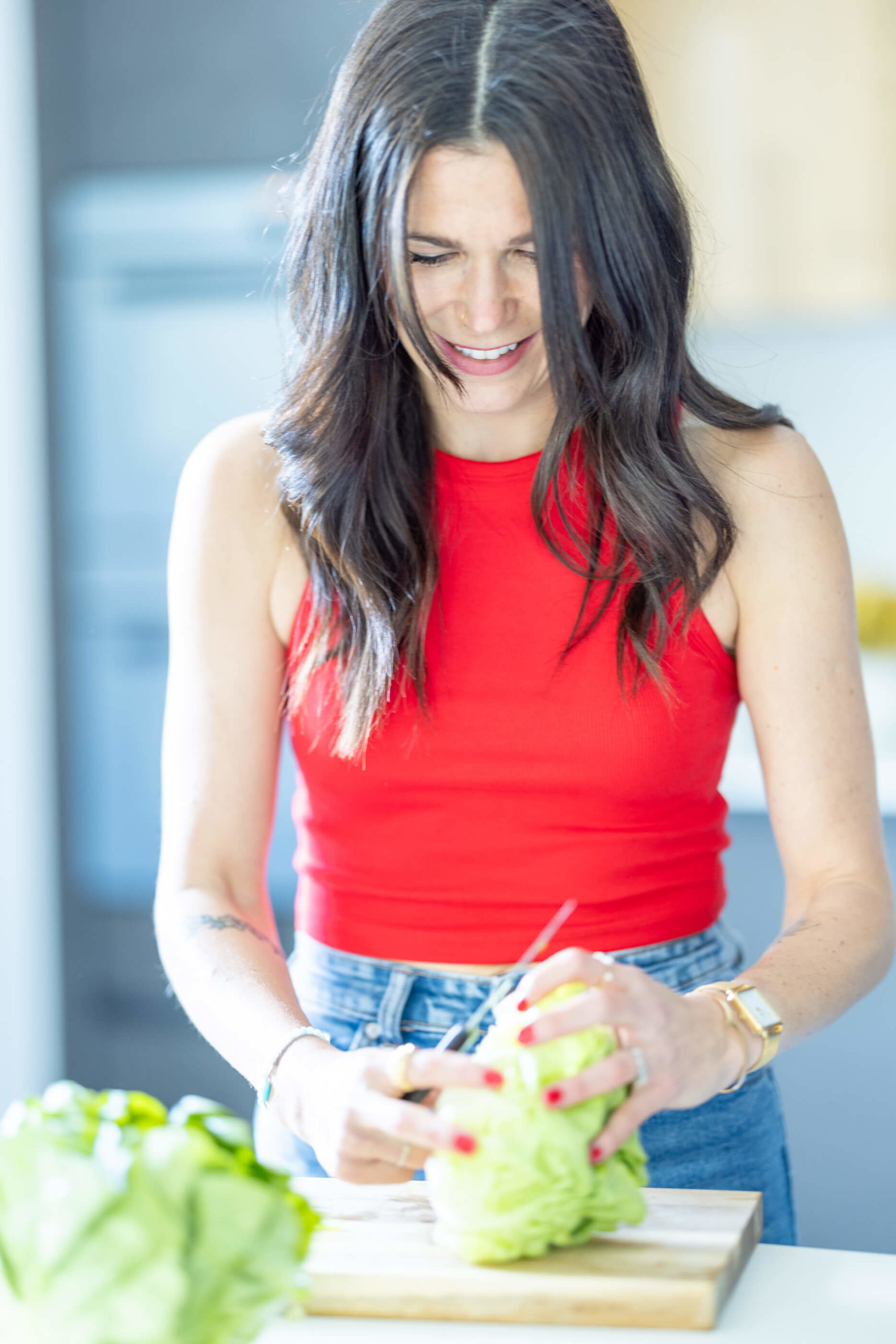 Cindy, coach en nutrition dans sa cuisine en utilisant sa Méthode C à Yvonand - Les bonnes adresses de Marie Claire Suisse - Koah Média
