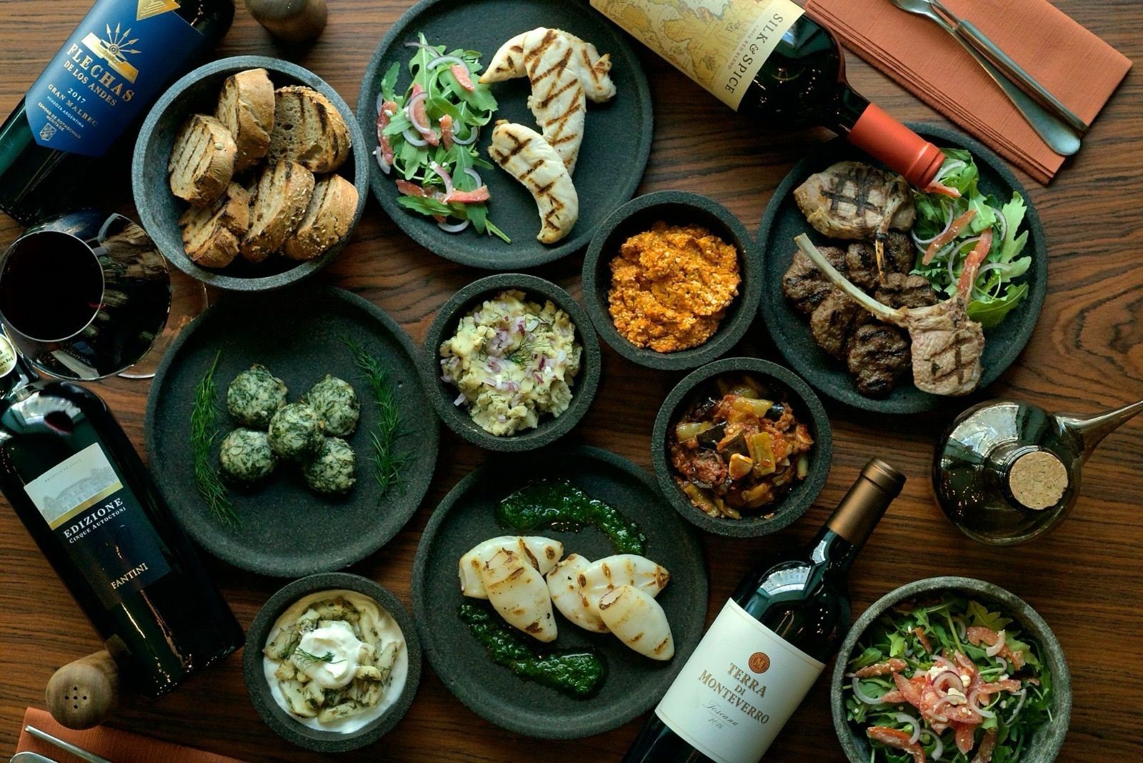 Table de mezze traditionnels turcs servie chez Meyhanè à Genève - Les bonnes adresses de Marie Claire Suisse - Koah Média