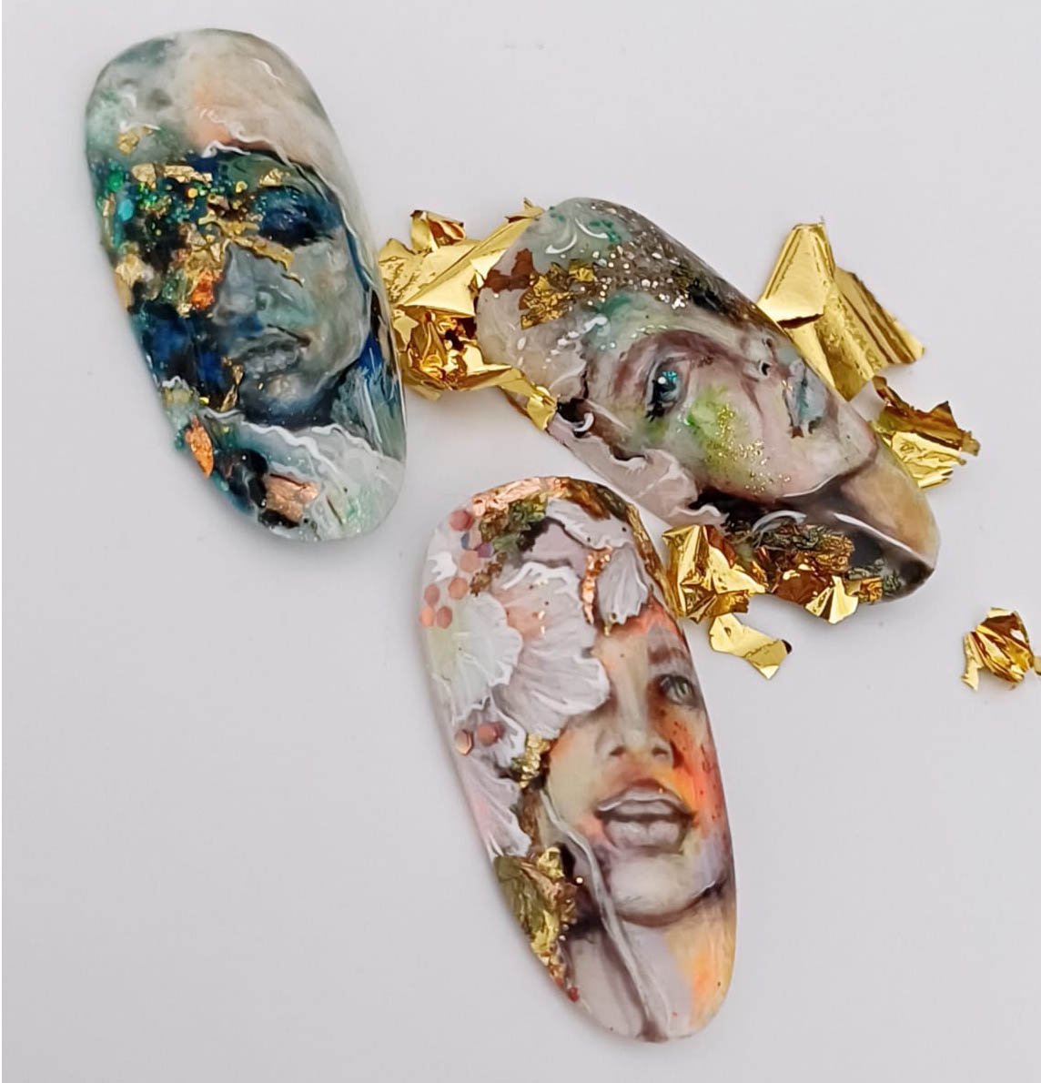 Nail art artistique ultra-détaillé réalisé par Yllonka Pryor de chez Okallyn - Les bonnes adresses de Marie Claire Suisse - Koah Média 