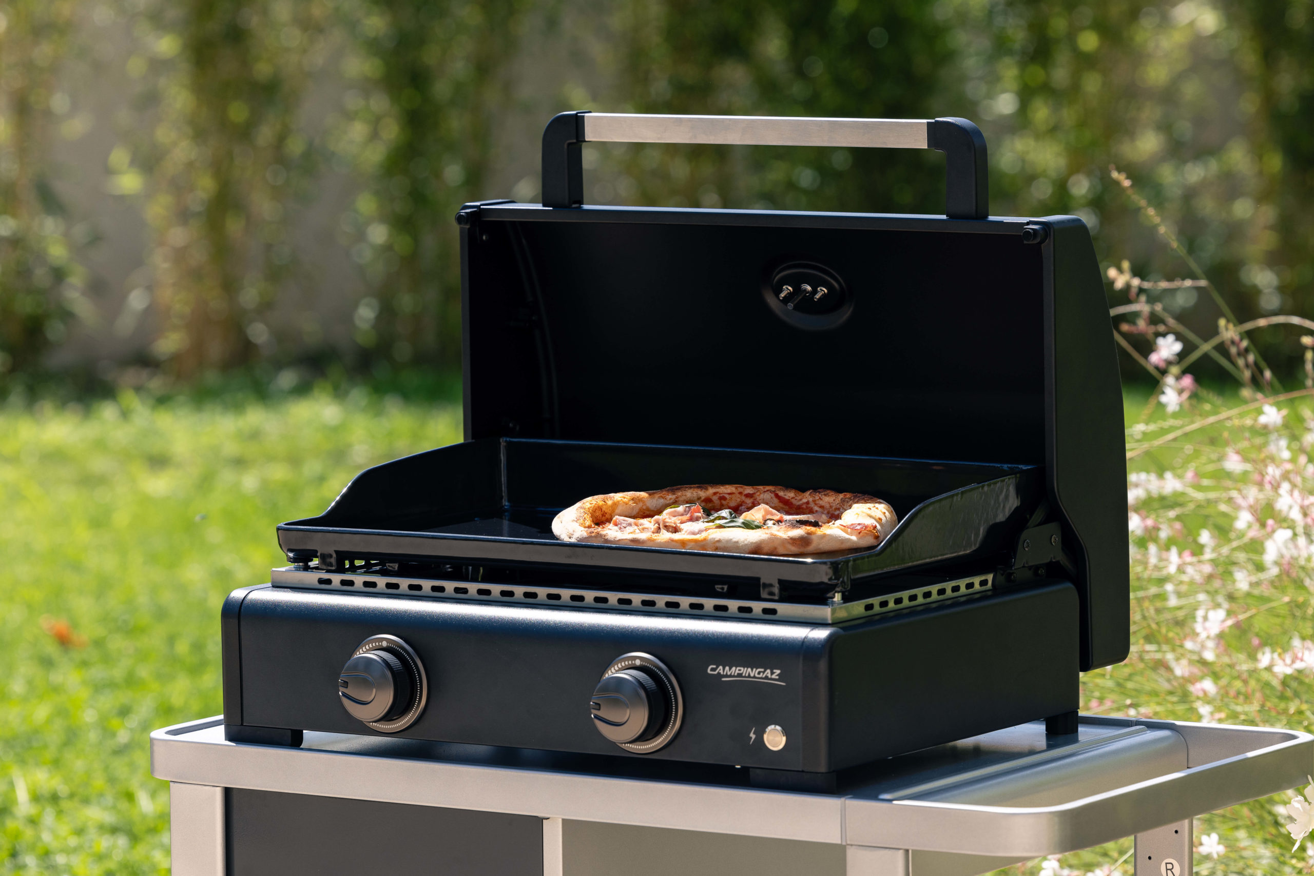 Plancha Campingaz® Onyx 2 – cuisson polyvalente avec couvercle et thermomètre, finition haut de gamme à CHF 489.–, repérée dans Marie Claire Suisse
