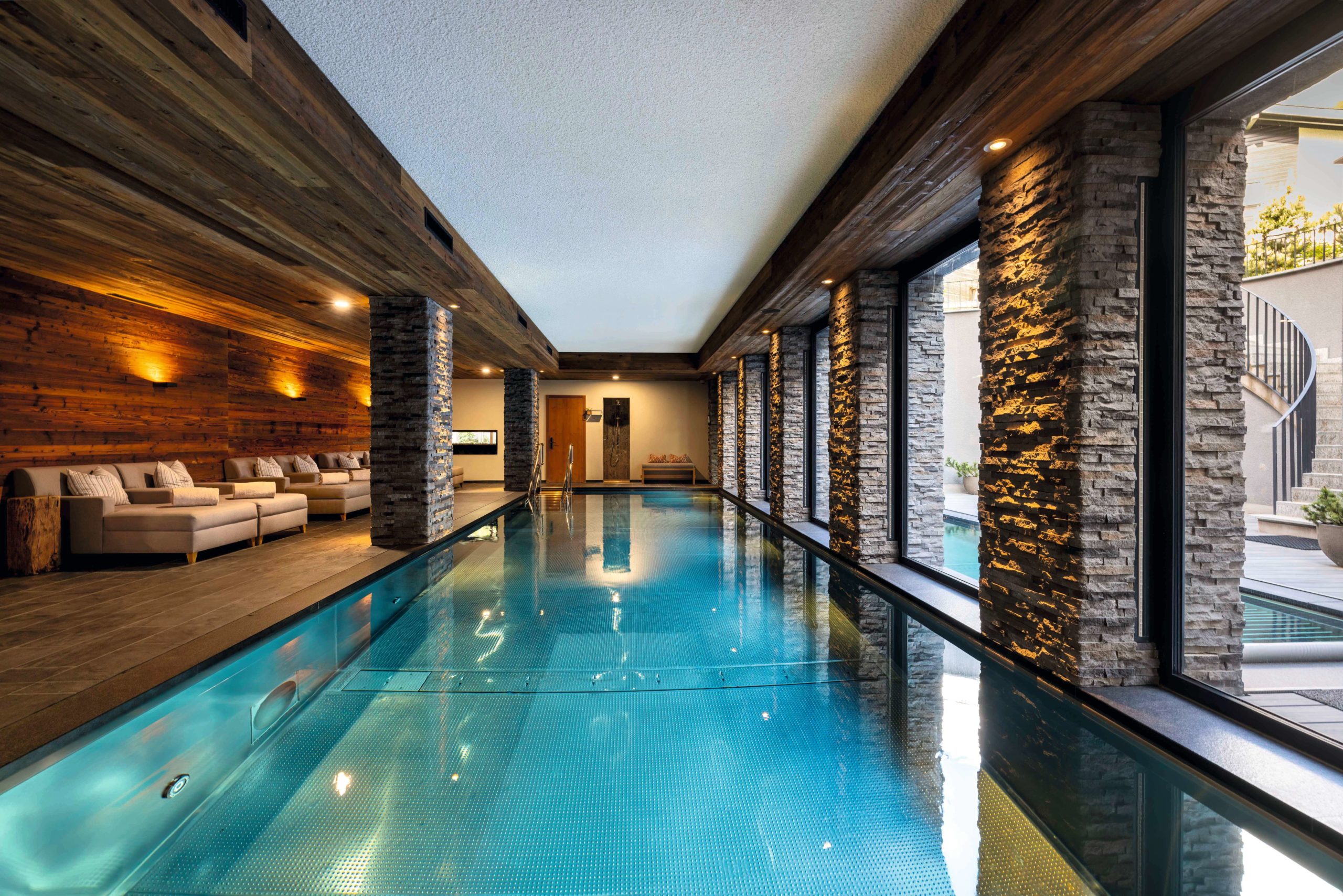 Espace bien-être du spa The Capra avec piscine intérieure, sauna panoramique et ambiance alpine apaisante
 - Marie Claire Suisse 
