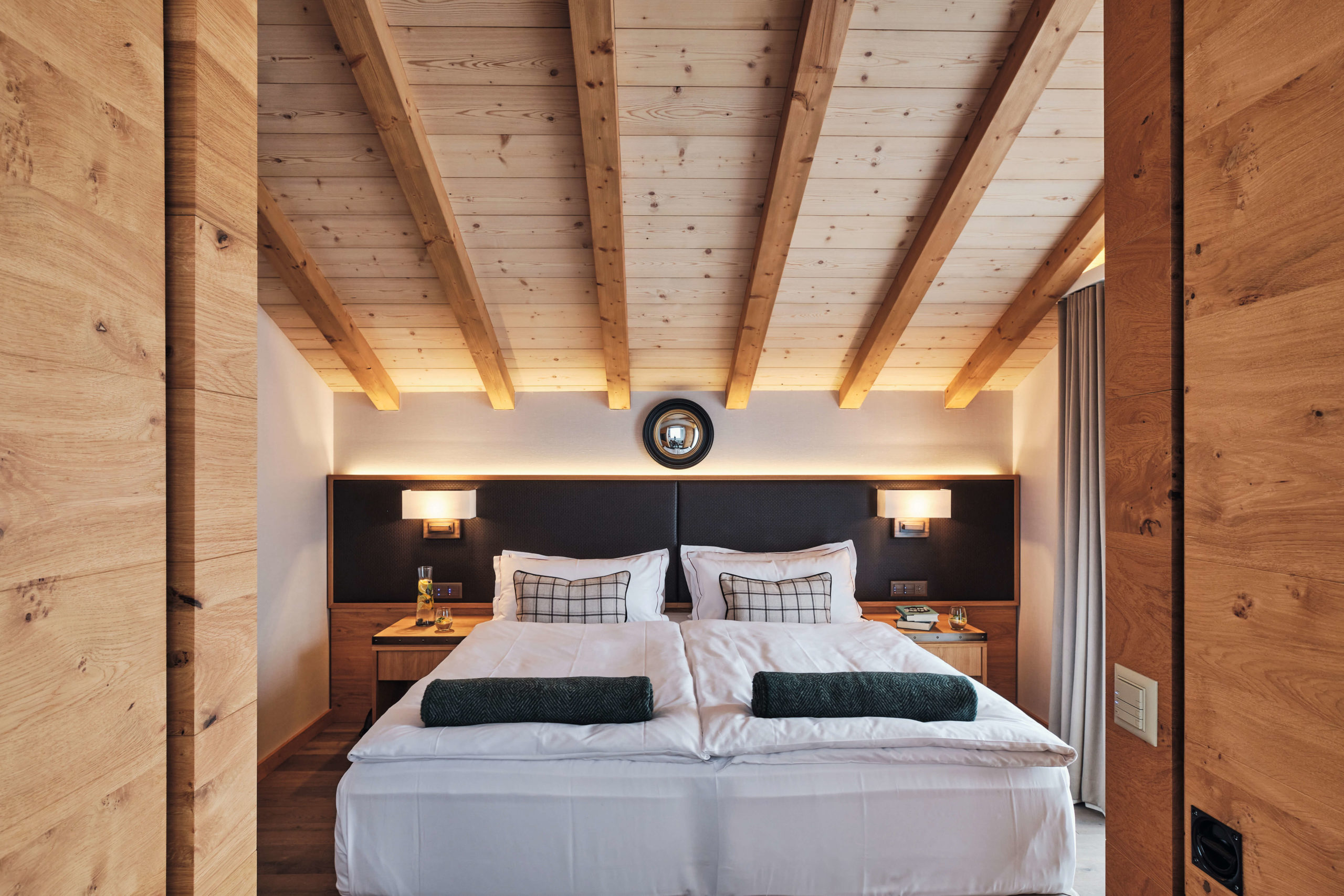 Chambre élégante du The Capra à Saas-Fee, avec balcon privatif et vue panoramique sur les sommets alpins - Marie Claire Suisse 