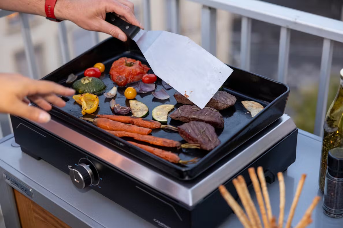 Plancha électrique Campingaz® Electric 1 XD – idéale pour cuisiner sans gaz sur un balcon, à CHF 249.–, repérée dans Marie Claire Suisse