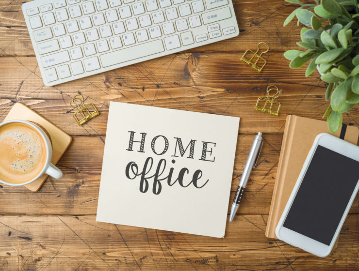 Ambiance home office avec bureau design et lumière naturelle