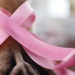 Ruban rose symbole de la lutte contre le cancer du sein, illustrant le témoignage d’Emmanuella Jean Mary pour Octobre Rose