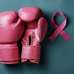 Geste de soutien entre sœurs face au cancer du sein, symbole de solidarité et de résilience.