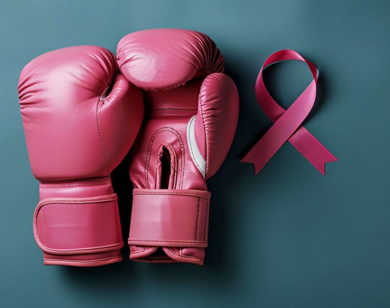 Geste de soutien entre sœurs face au cancer du sein, symbole de solidarité et de résilience.