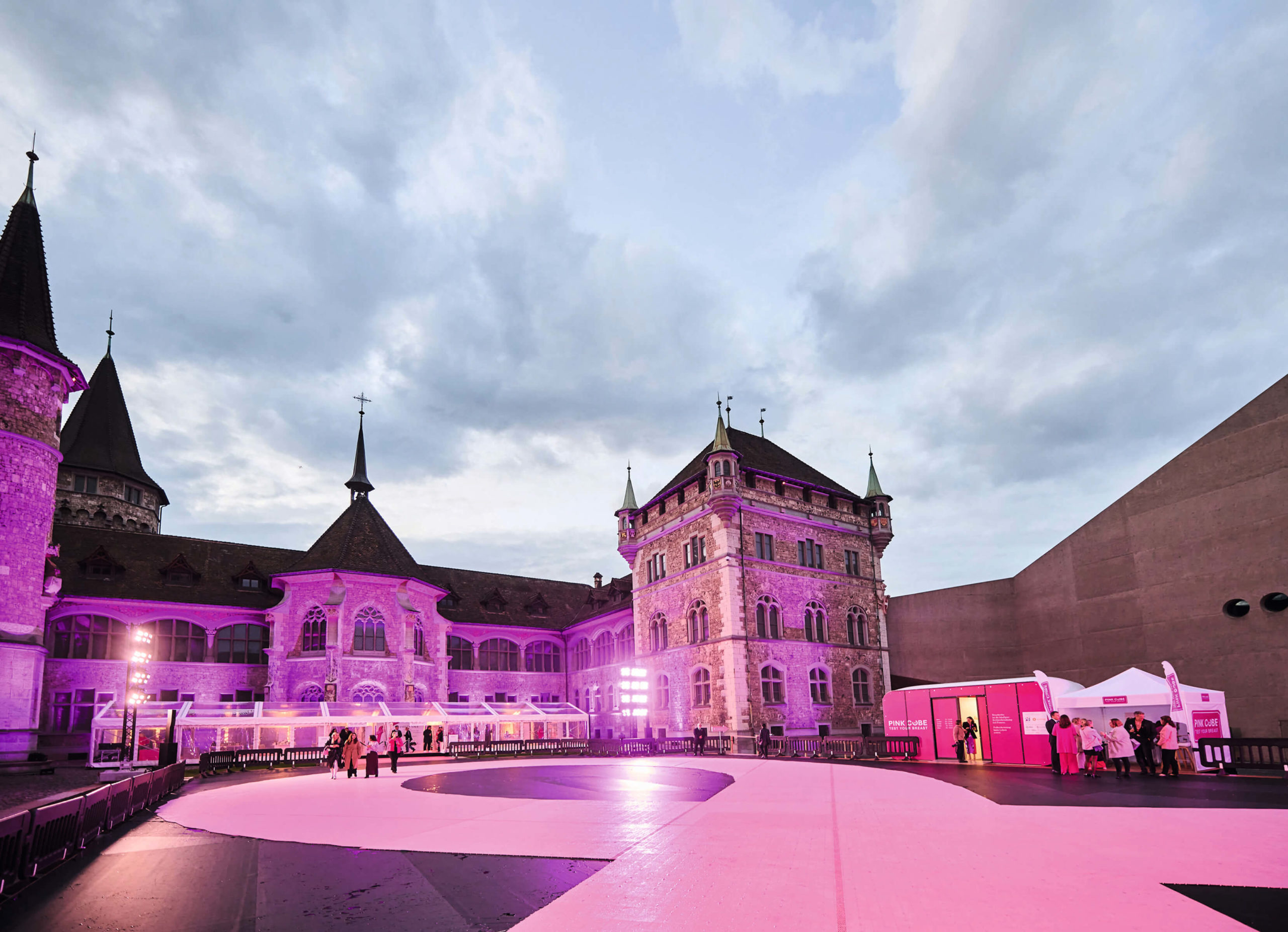 Ruban rose symbole de la campagne Estée Lauder