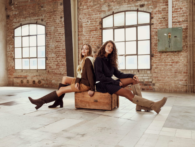 Bottes hautes en velours Dosenbach portées en look automnal chic, collection femme 5th Avenue"