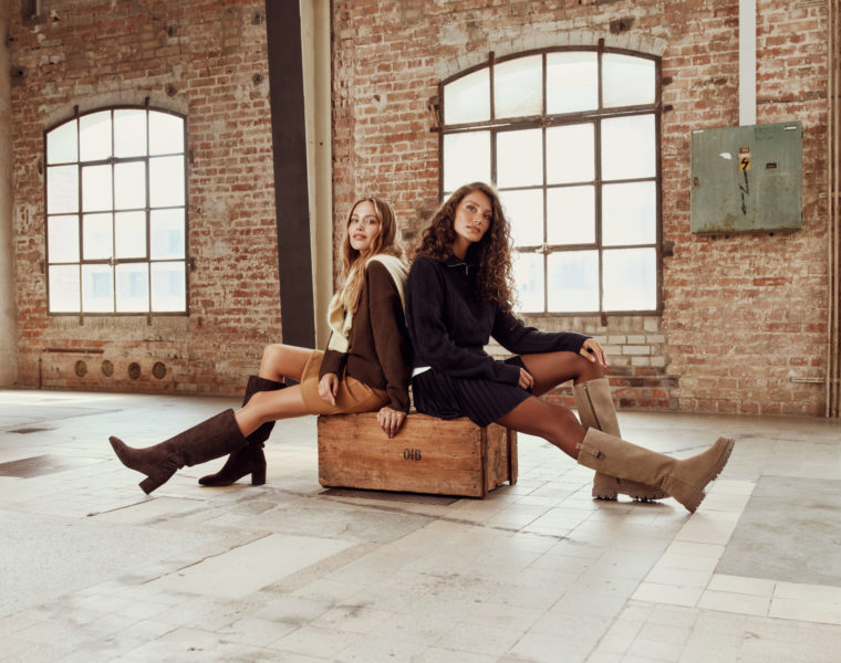 Bottes hautes en velours Dosenbach portées en look automnal chic, collection femme 5th Avenue"