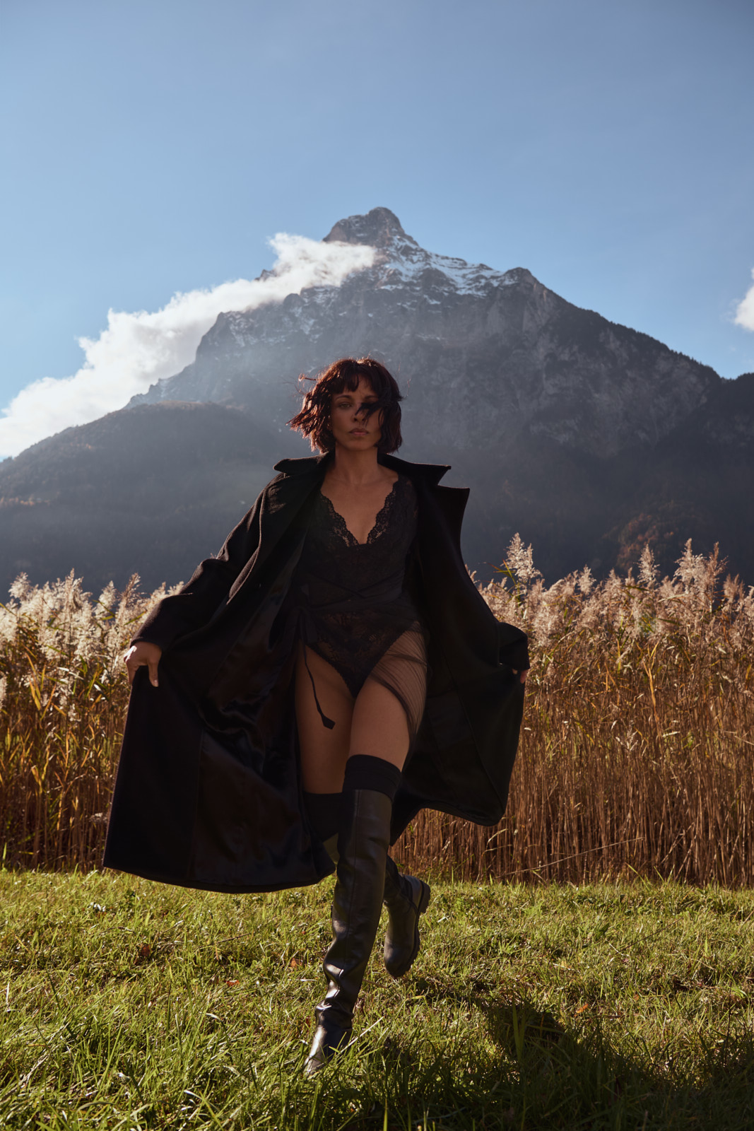 Campagne lingerie Intensify Me en pleine nature, lumière naturelle et liberté de mouvement pour une féminité assumée