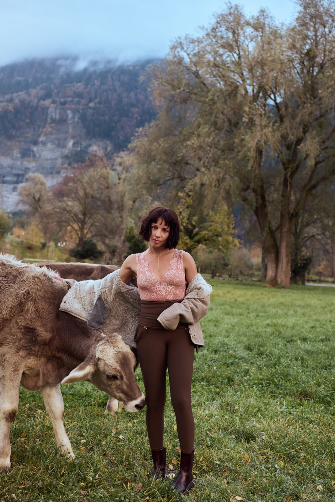 Lingerie Intensify Me photographiée en extérieur au cœur de la nature suisse, mettant en avant confort et féminité au quotidien