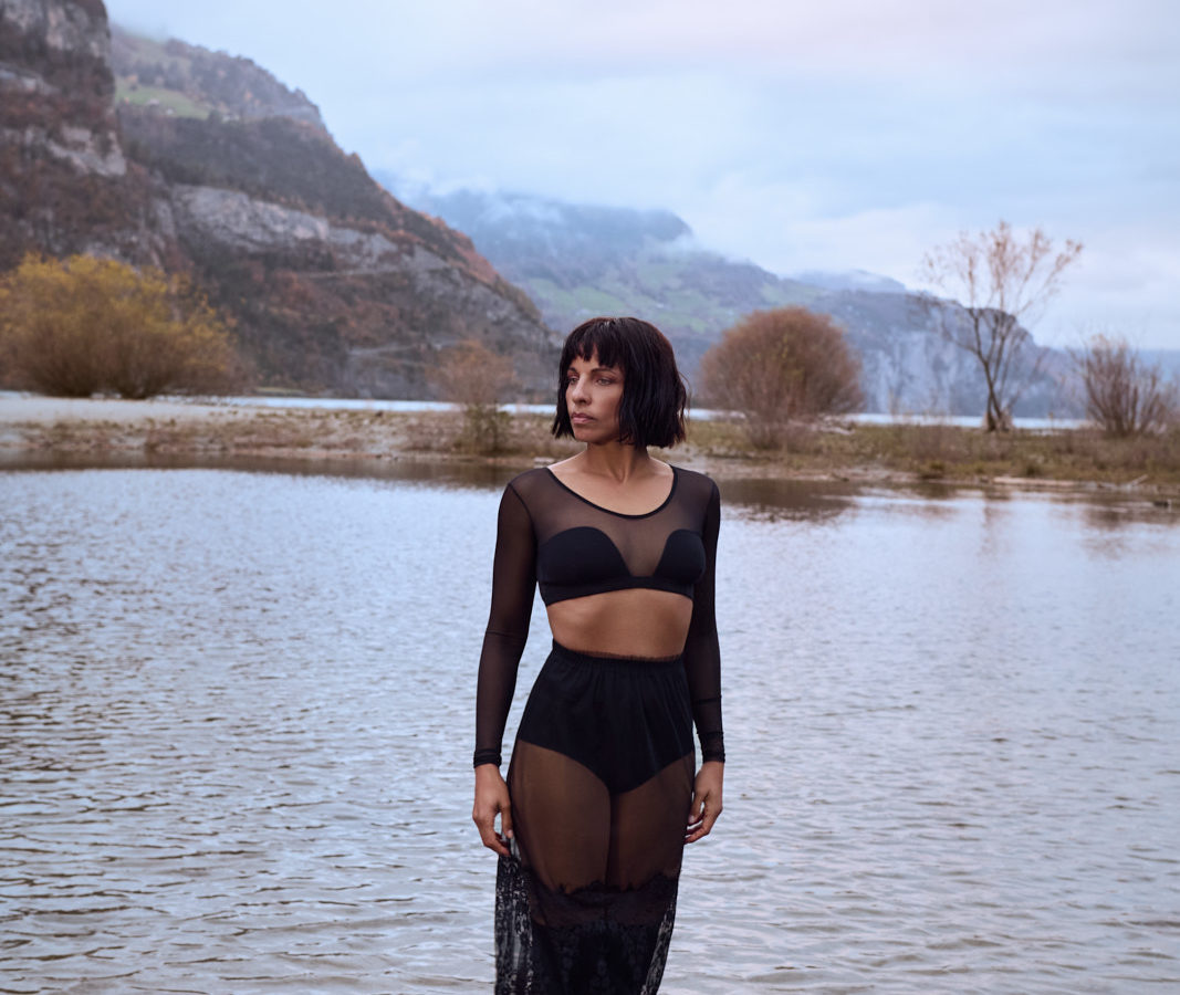 Lingerie Intensify Me photographiée en extérieur au cœur de la nature suisse, mettant en avant confort et féminité au quotidien
