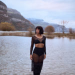 Lingerie Intensify Me photographiée en extérieur au cœur de la nature suisse, mettant en avant confort et féminité au quotidien
