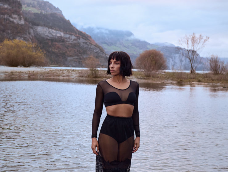 Lingerie Intensify Me photographiée en extérieur au cœur de la nature suisse, mettant en avant confort et féminité au quotidien