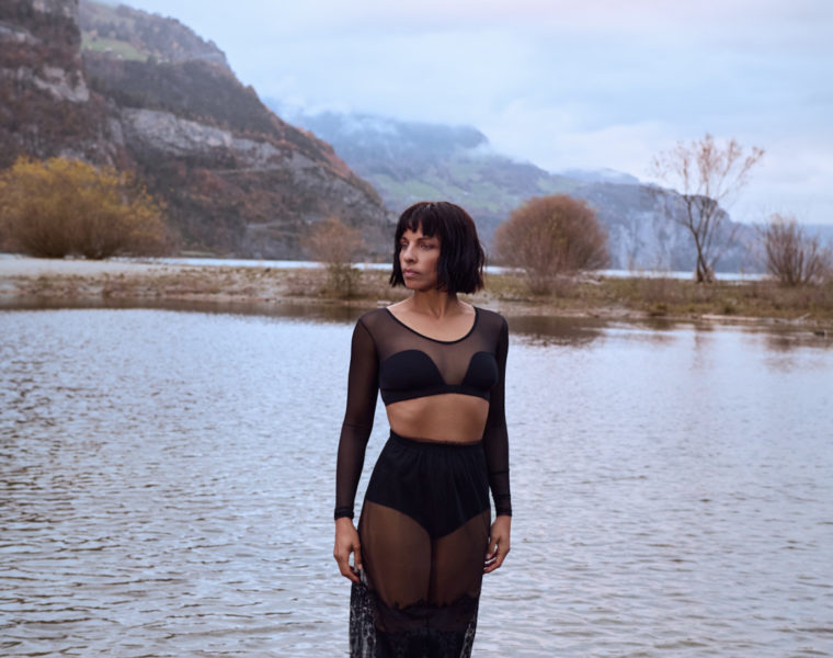 Lingerie Intensify Me photographiée en extérieur au cœur de la nature suisse, mettant en avant confort et féminité au quotidien