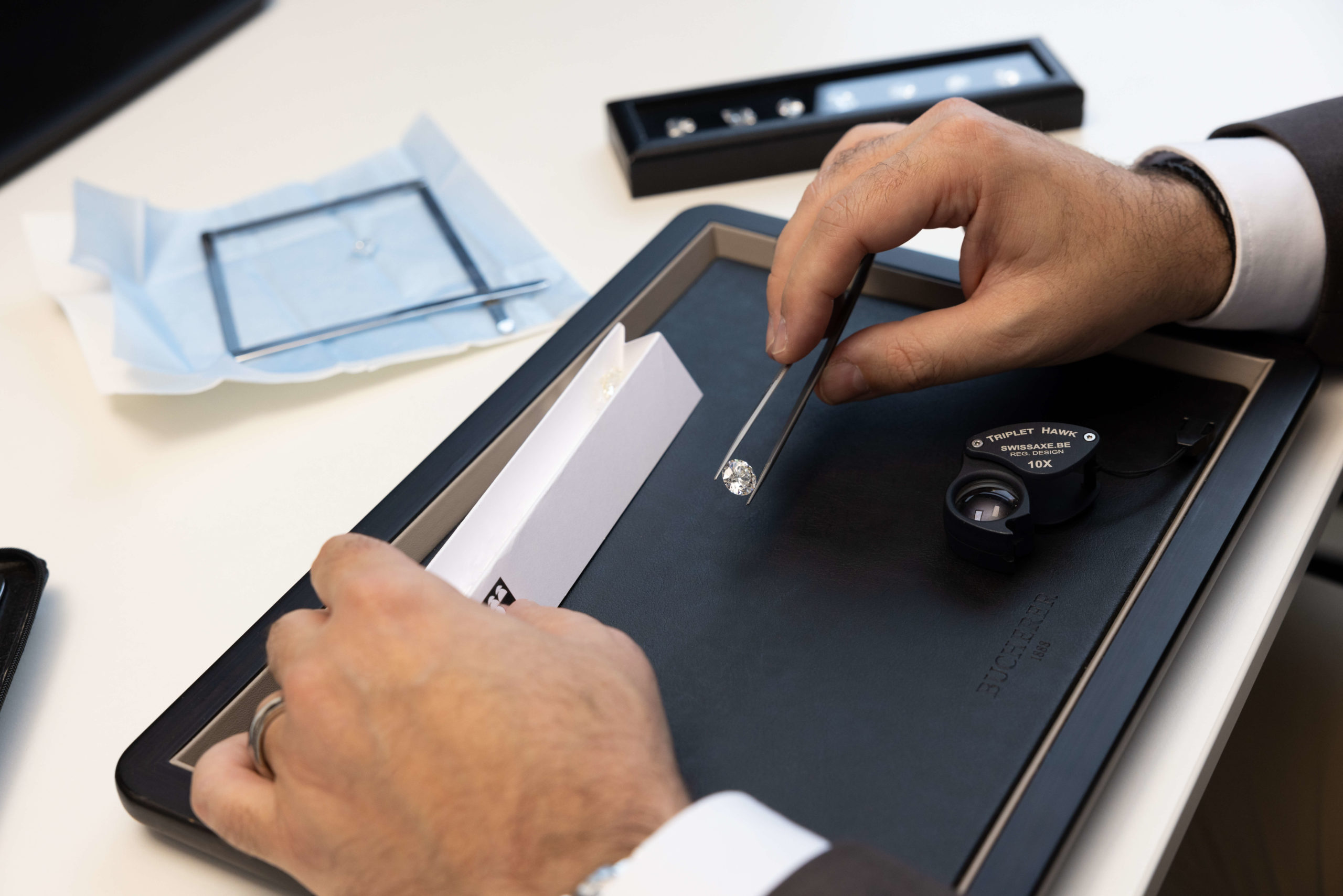 Sélection et inspection d’un diamant dans l’atelier Bucherer Fine Jewellery