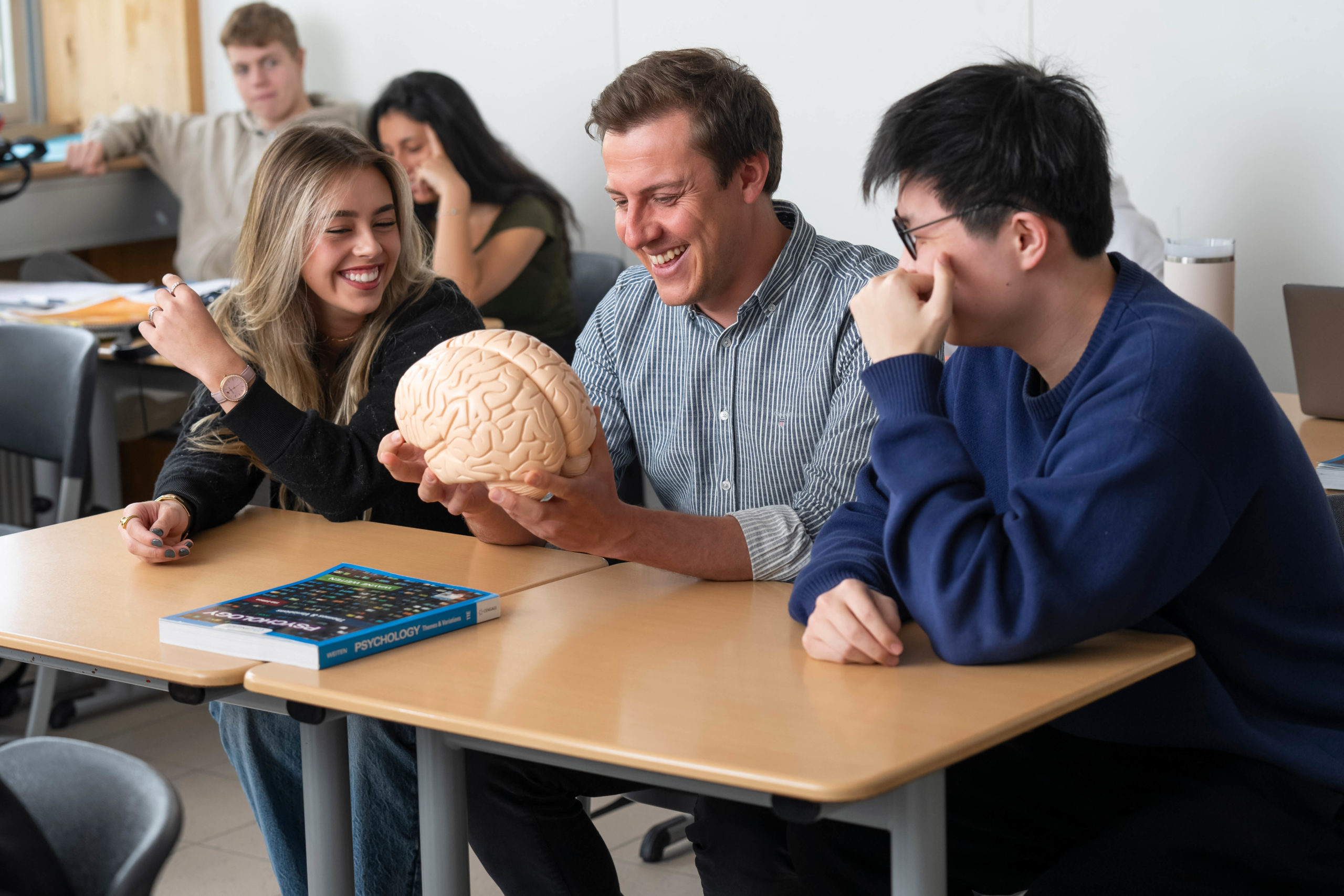 Professeur et élèves étudiant le cerveau lors d’un cours au Collège du Léman, école internationale près de Genève.