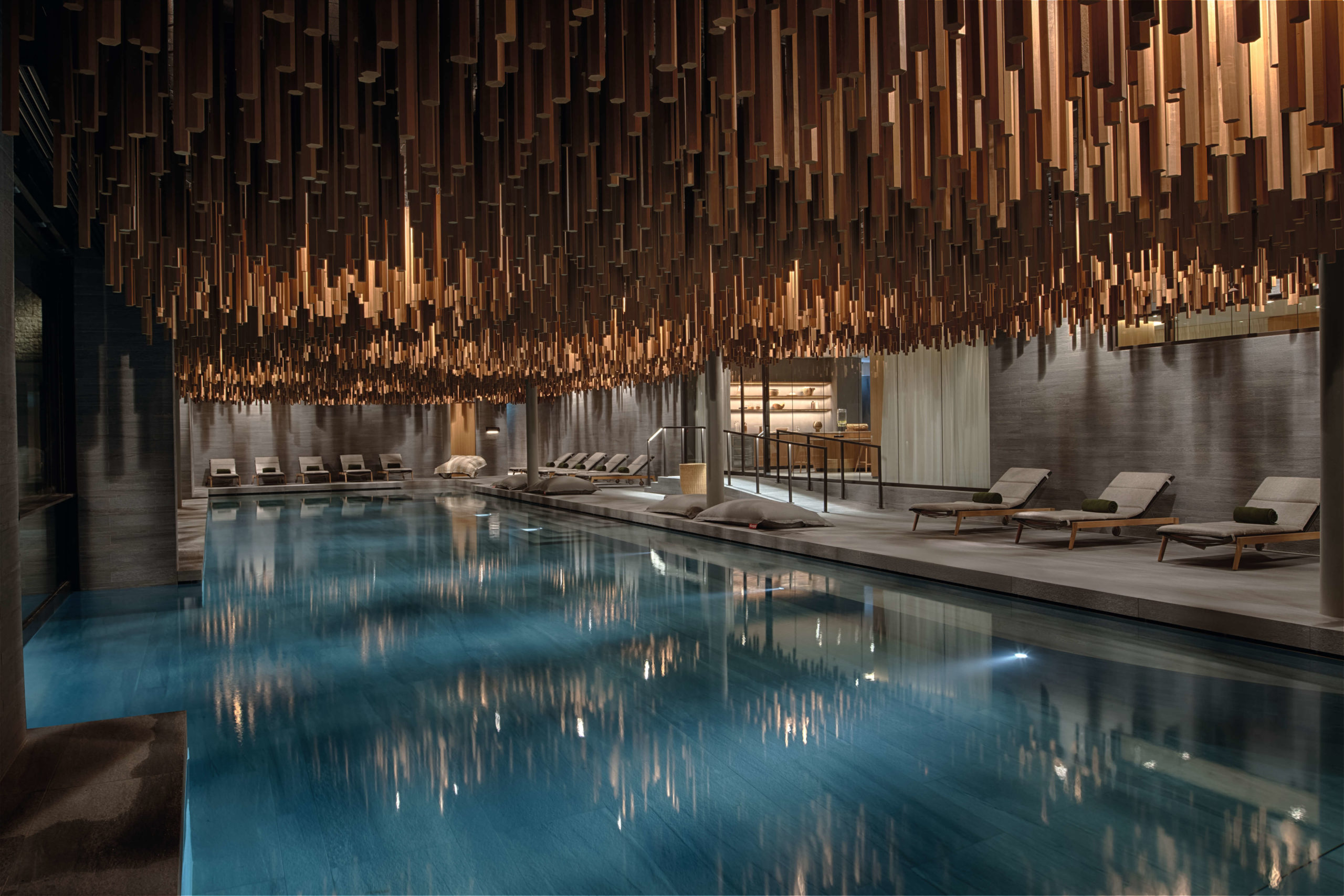 Piscine intérieure du spa Six Senses Crans-Montana ambiance luxe et détente