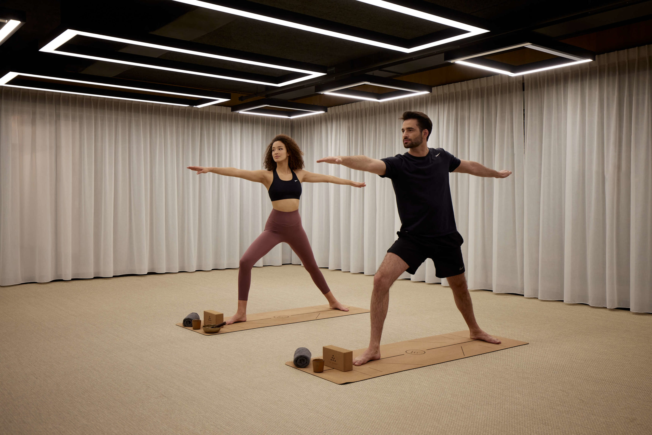 Pratique de yoga en duo dans le studio Six Senses Crans-Montana