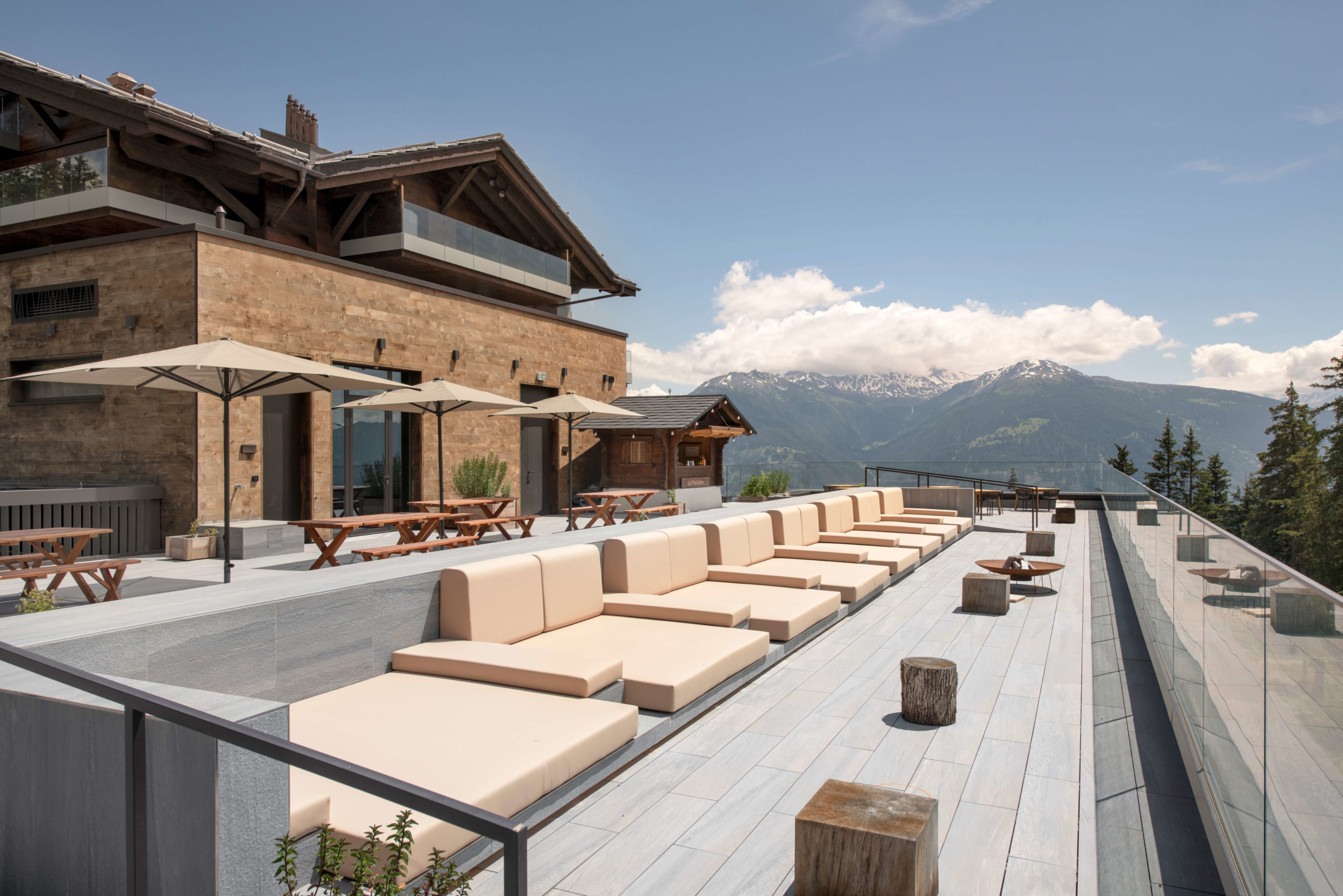 Vue extérieure du Six Senses Crans-Montana dans les Alpes suisses
