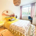 intérieur coloré avec mobilier et décoration chaleureuse.