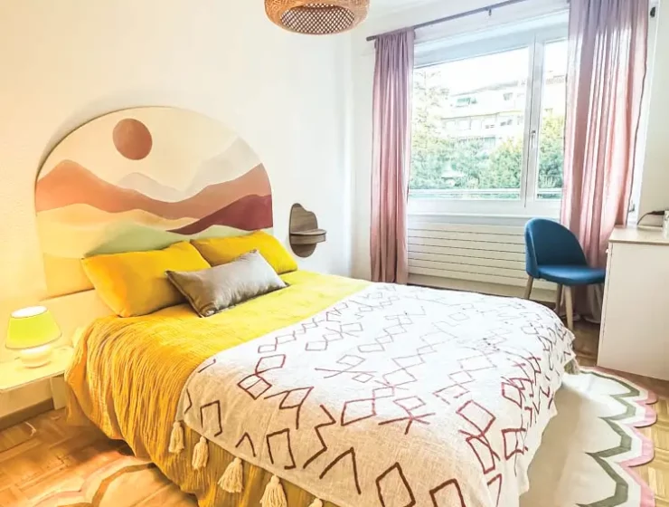 intérieur coloré avec mobilier et décoration chaleureuse.