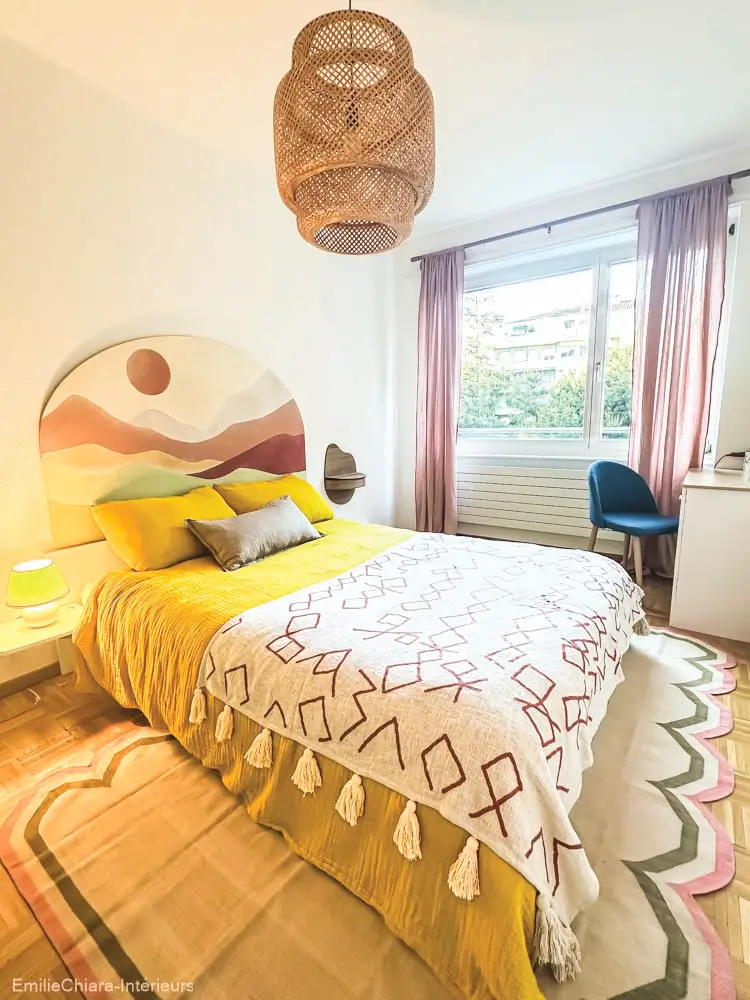 intérieur coloré avec mobilier et décoration chaleureuse.