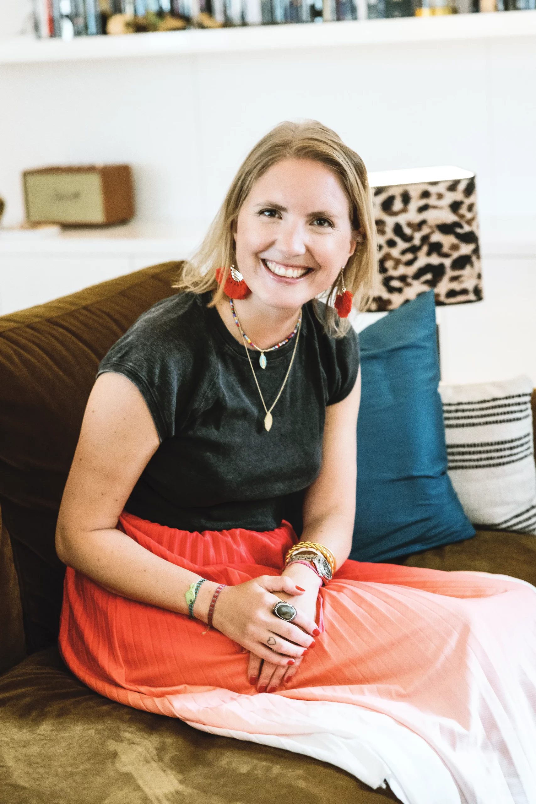 Émilie Chiara dans un intérieur coloré avec mobilier et décoration chaleureuse.